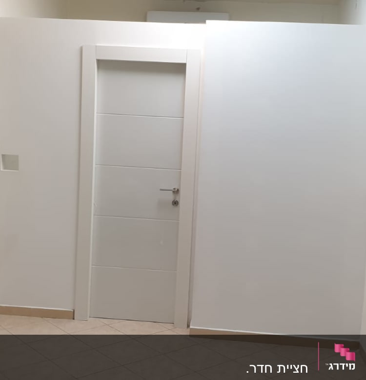 קיר גבס עם דלת לבנה בחדר פנימי